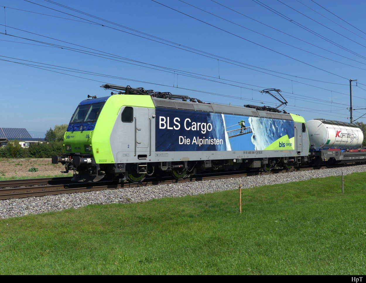BLS - 485 006-1 vor Güterzug unterwegs bei Lyssach am 02.09.2022