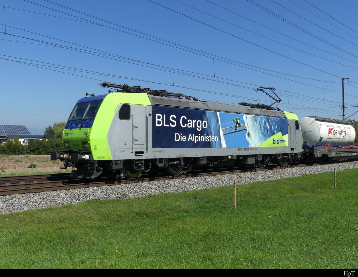 BLS - 485 006-1 vor Güterzug unterwegs bei Lyssach am 02.09.2022