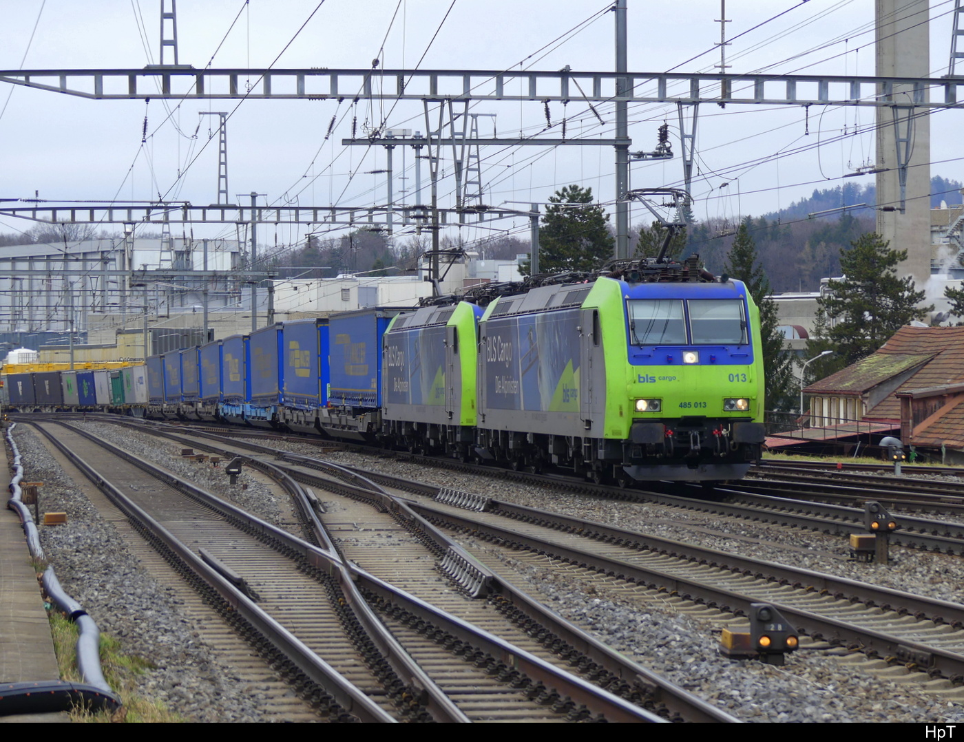 BLS - 485 013 + 485 008 mit Containertransportwagen bei der durchfahrt im Bhf. Ostermundigen am 27.01.2024