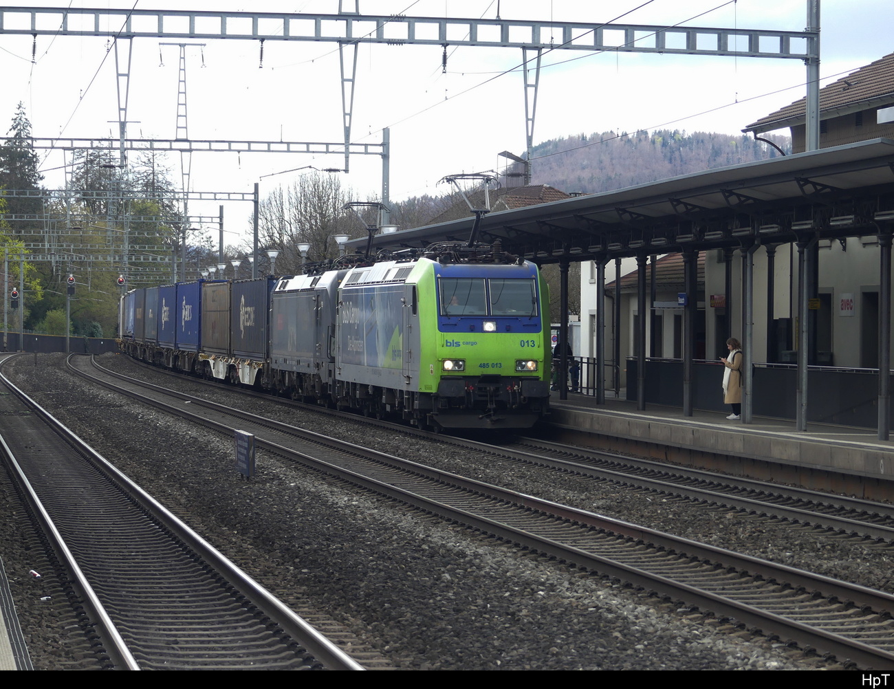 BLS - 485 013+ 193 714 vor Güterzug bei der durchfahrt im Bhf. Sissach am 02.04.2023