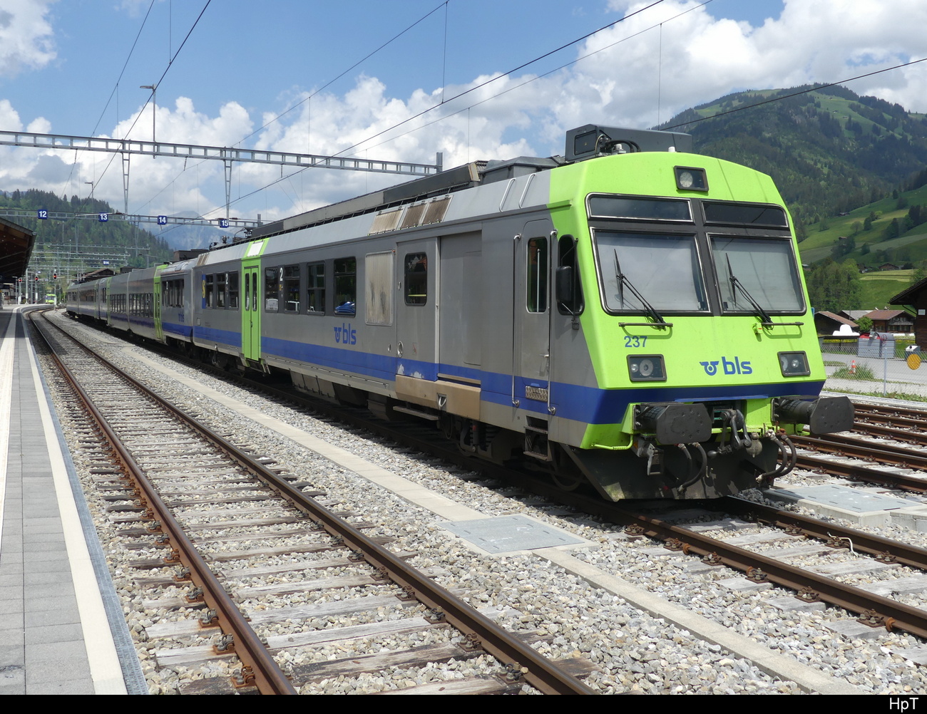 BLS - 566 237-4 Abgestellt im Bahnhofsareal in Zweisimmen am 27.05.2023