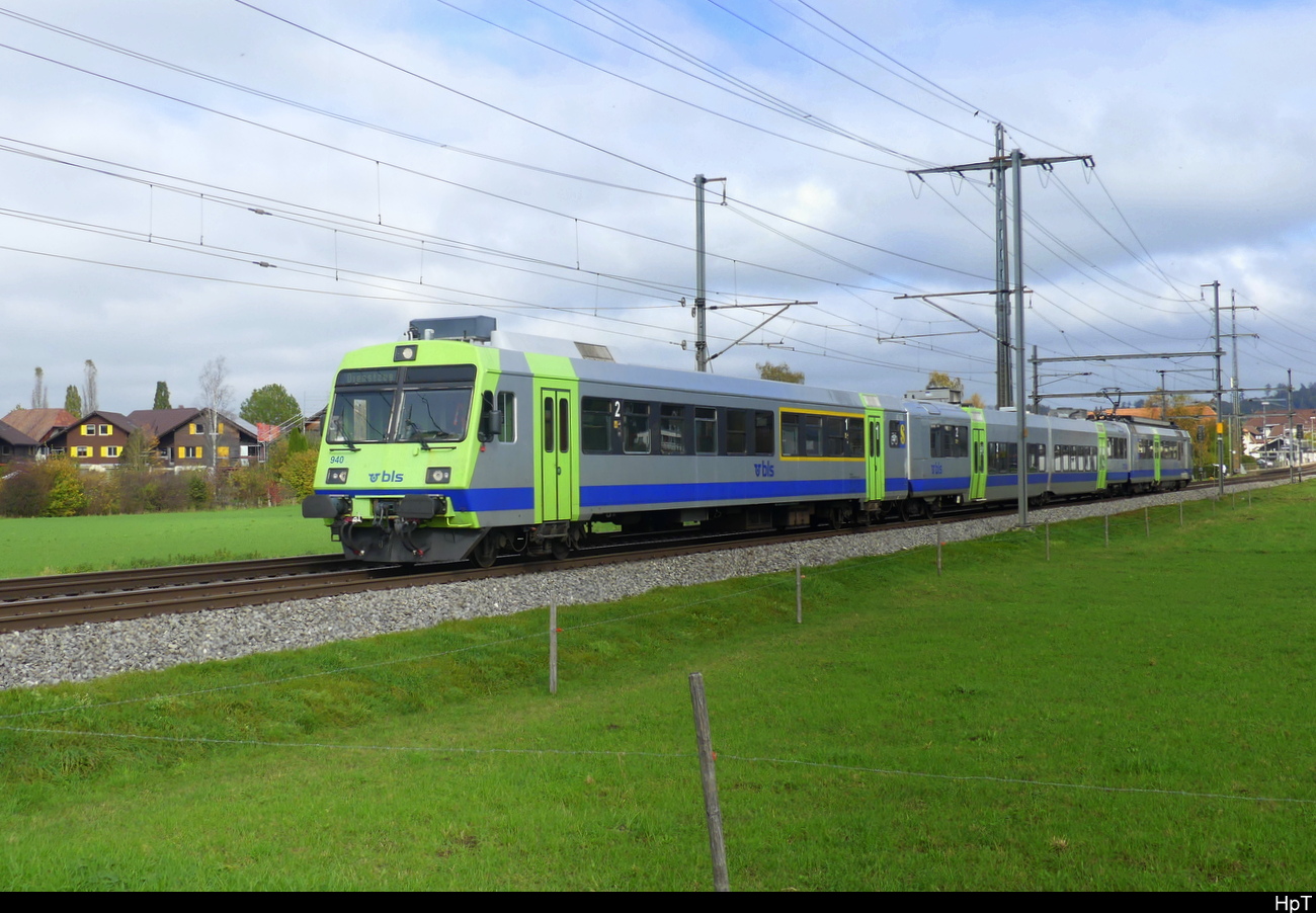 BLS - Dienstzug an der Spitze der Steuerwagen ABt 50 85 80-35 940 unterwegs bei Lyssach am 25.10.2022