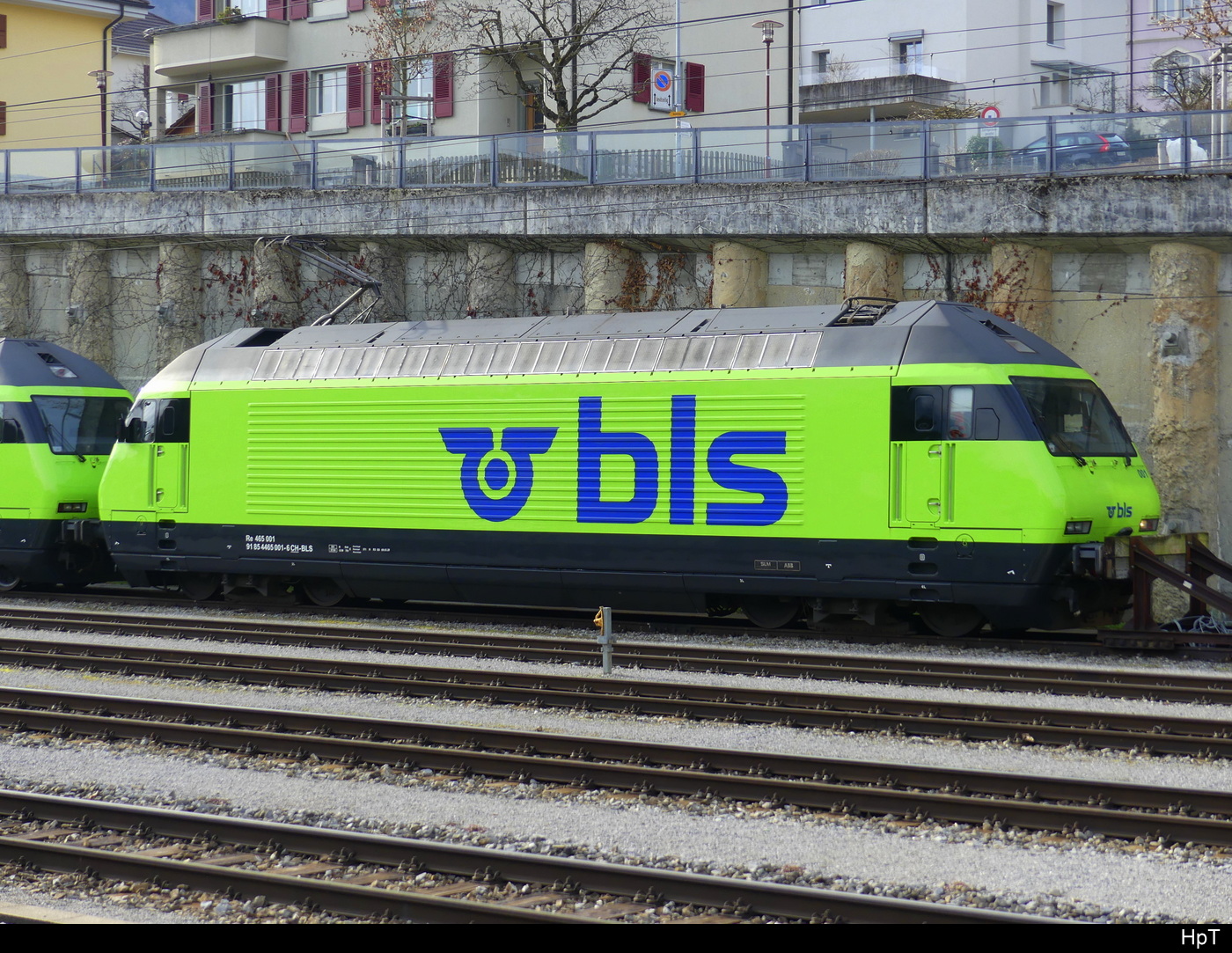 BLS - Lok 465 001-6 abgestellt im Bhf. Spiez am 18.02.2024