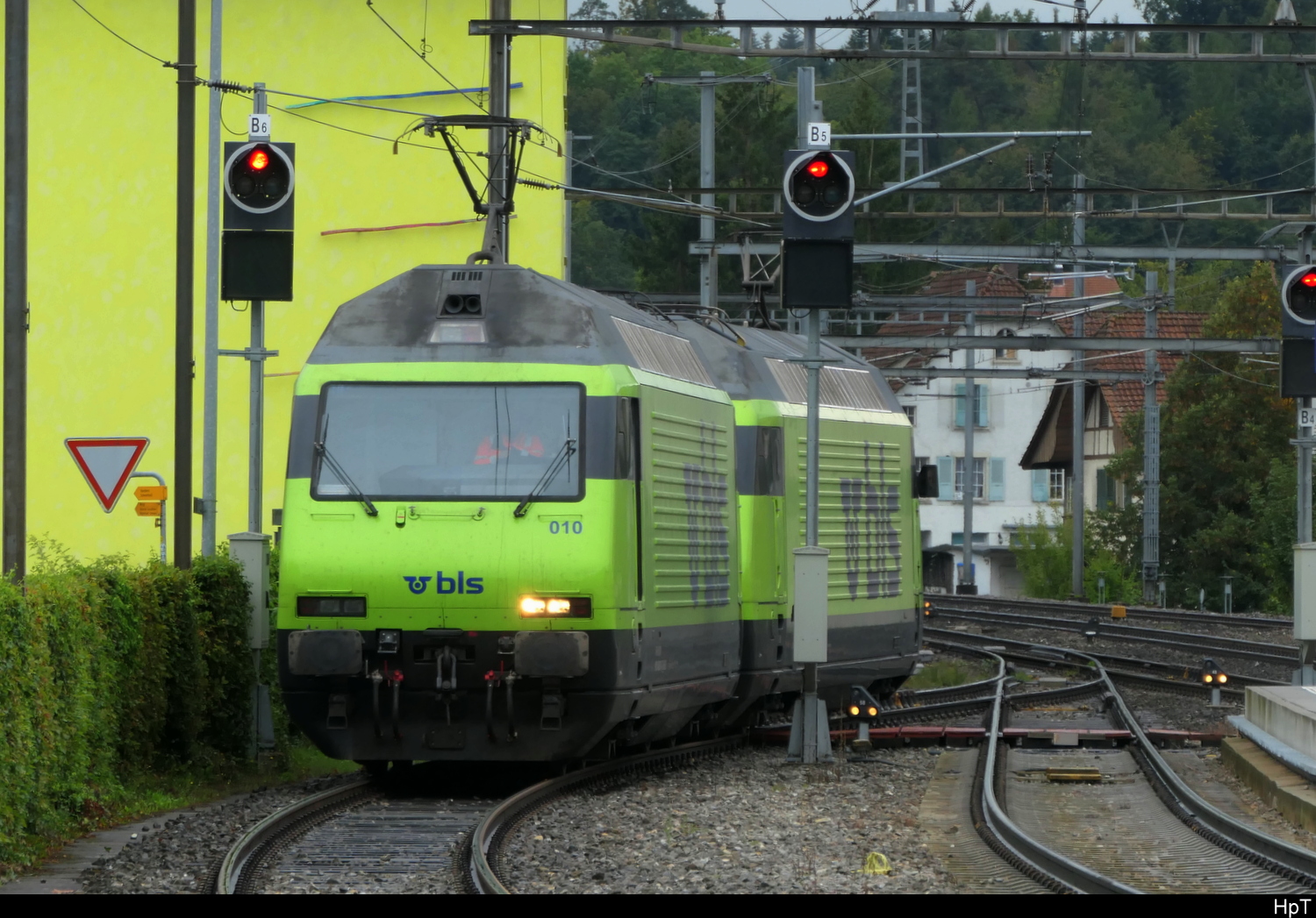 BLS - Lok 465 010 + 465 003 bei Rangierfahrt im Bhf. Lyss am 23.09.2025