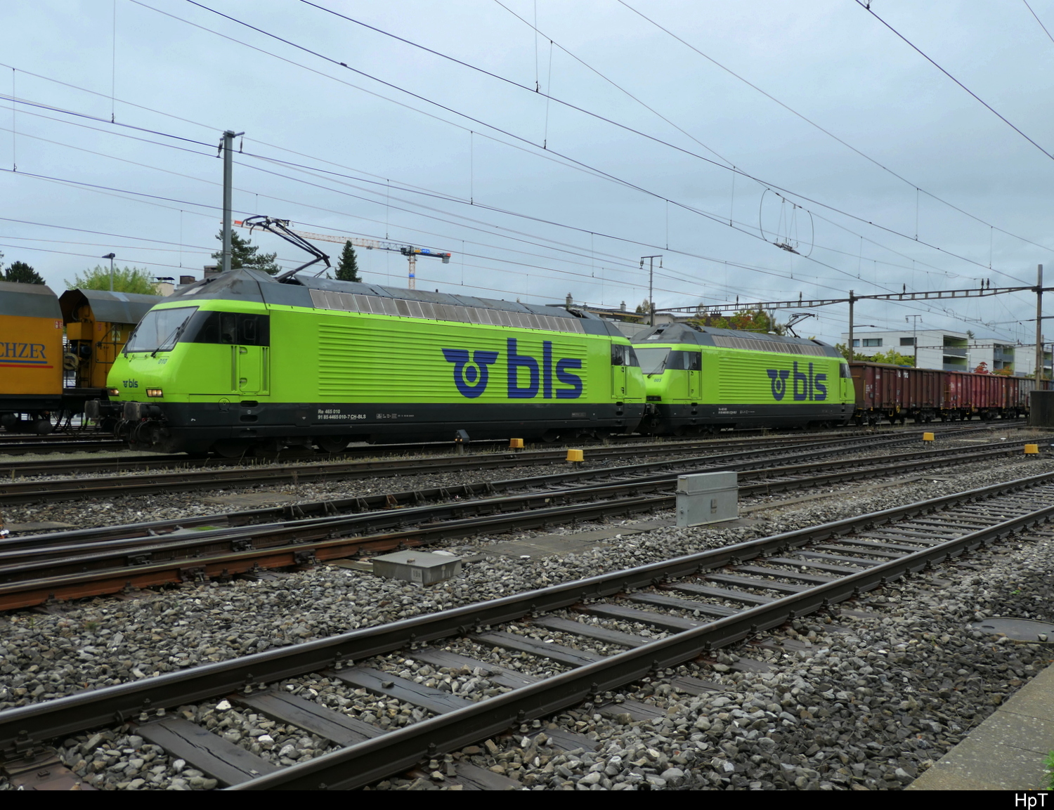 BLS - Lok 465 010 + 465 003 vor div. Eaos für die Zuckerrüben Transporte im 2025 im Bhf. Lyss am 23.09.2025