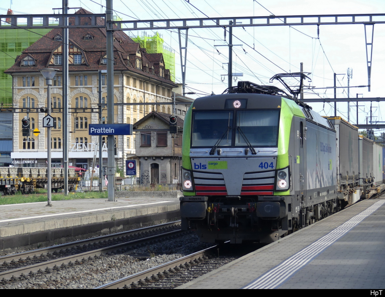 BLS - Lok 475 404 mit Güterzug unterwegs in Pratteln am 05.10.2023 .. Standort ausserhalb der Geleise