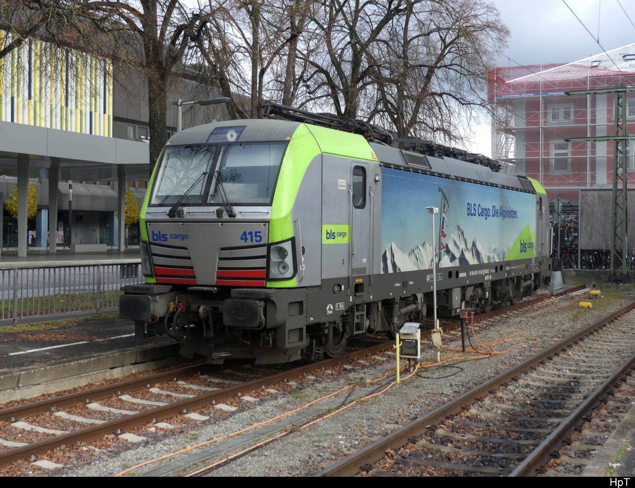 BLS - Lok  475 415-6 im Bhf. Singen ( DE ) am 26.11.2023