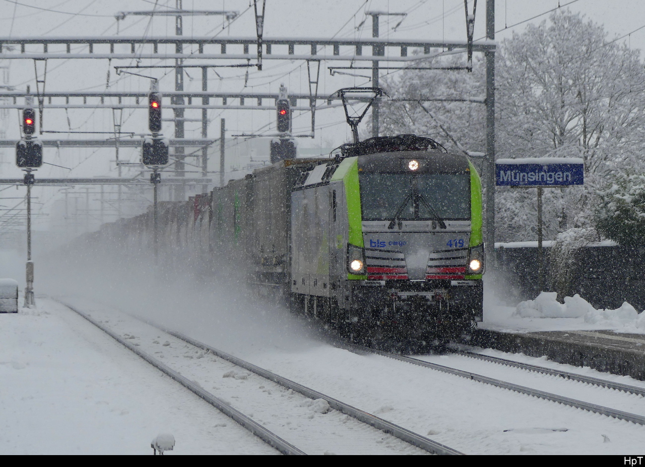 BLS - Lok 475 419 vor Güterzug bei der durchfahrt im Bhf. Münsingen am 02.12.2023