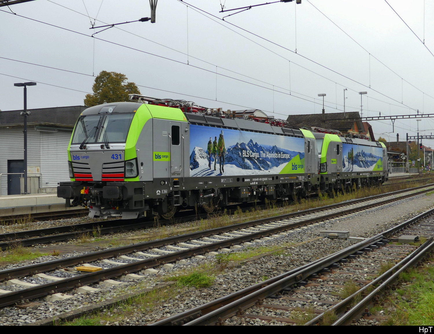 BLS - Lok 475 431-3 + 475 427-1 im Bhf. Aarberg am 2024.10.12