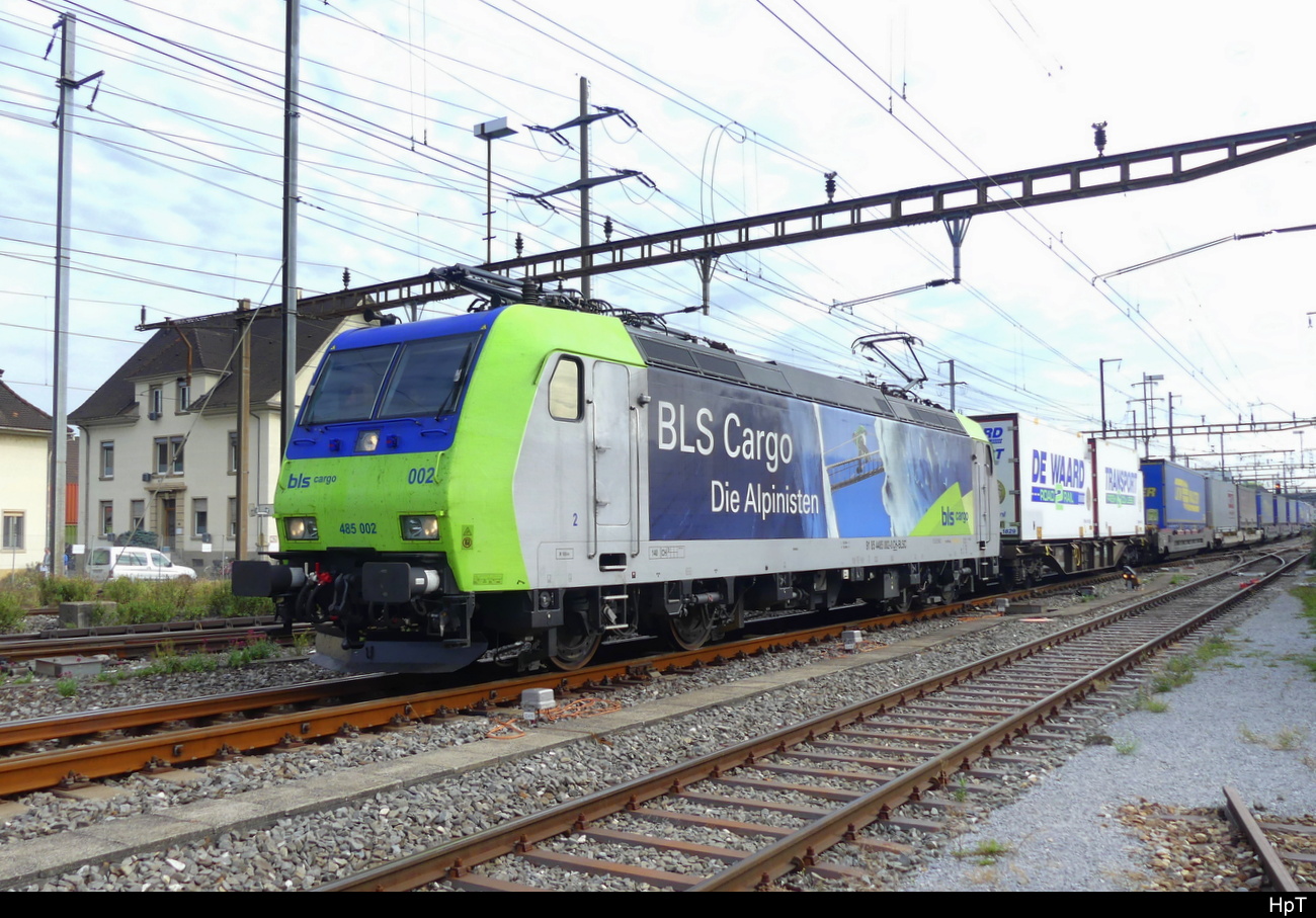 BLS - Lok 485 002-0 mit Güterzug unterwegs in Pratteln am 05.10.2023 .. Standort ausserhalb der Geleise