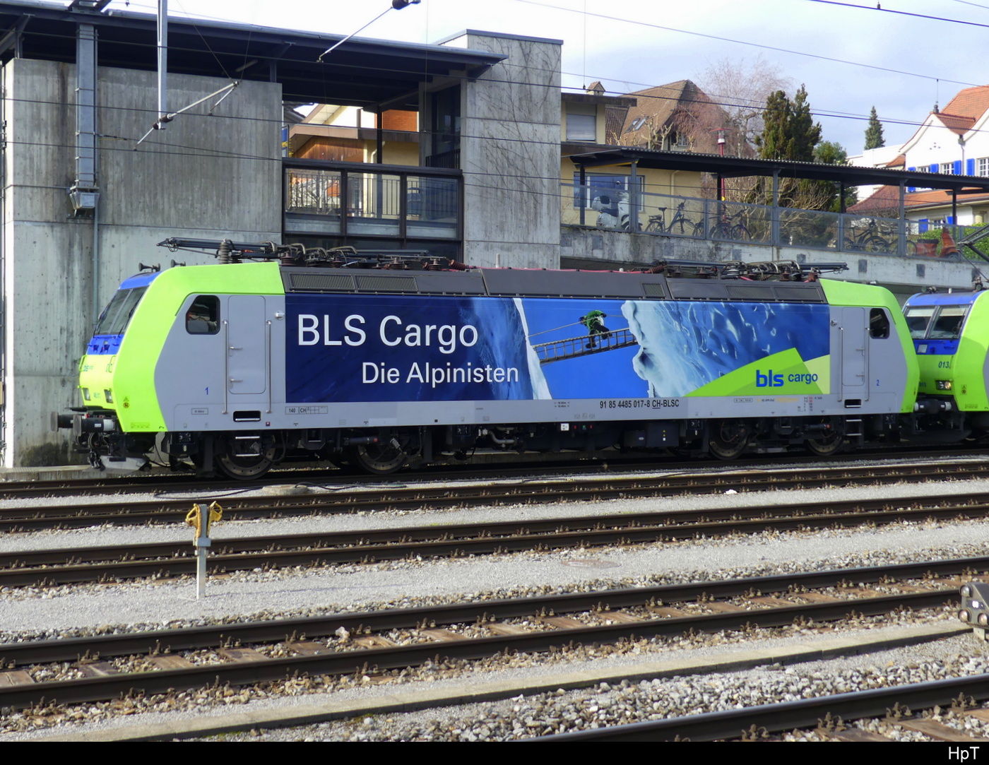 BLS - Lok 485 017-8 abgestellt im Bhf. Spiez am 18.02.2024