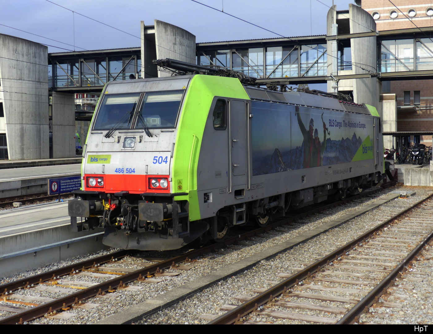 BLS - Lok 486 504-4 abgestellt im Bhf. Spiez am 18.02.2024