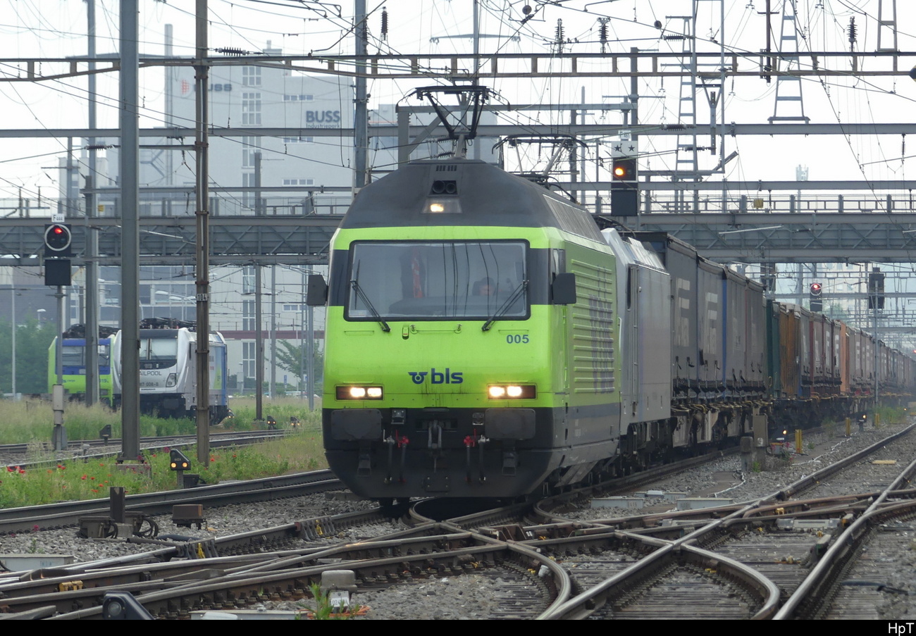 BLS - Lok`s 465 005-7 + 186 509-6 vor Güterzug unterwegs im Bhf. Areal von Pratteln am 23.05.2023