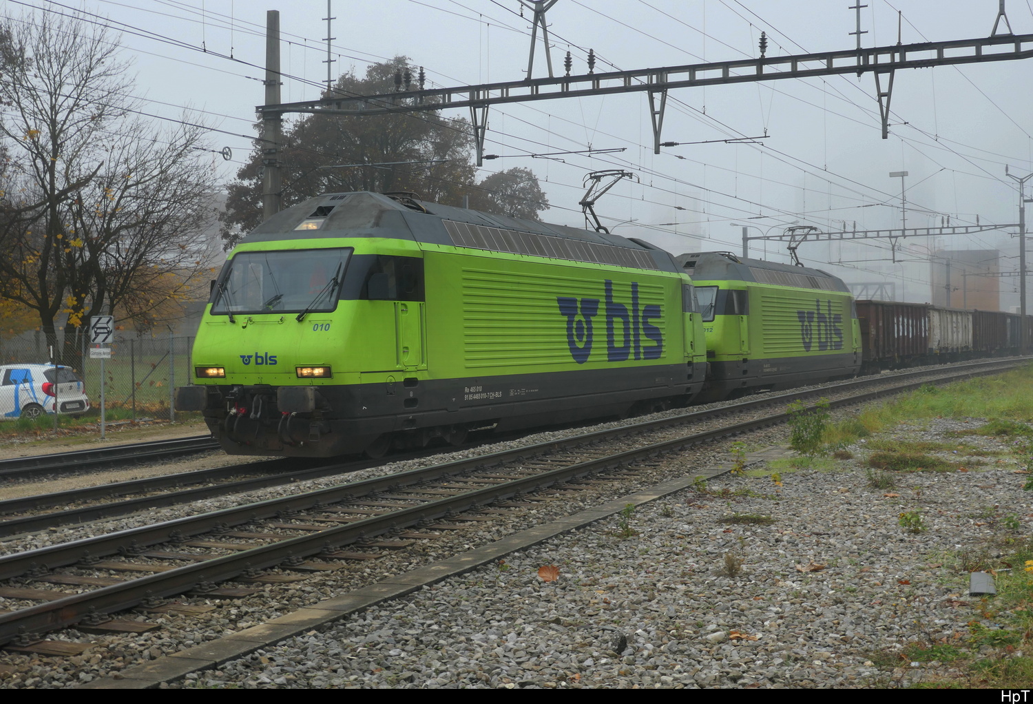 BLS - Loks 465 010 + 465 012 mit Leeren Eaos/Eas (Für den Transport von Zuckerrüben) im Bahnhofsareal in Aarberg am 08.11.202