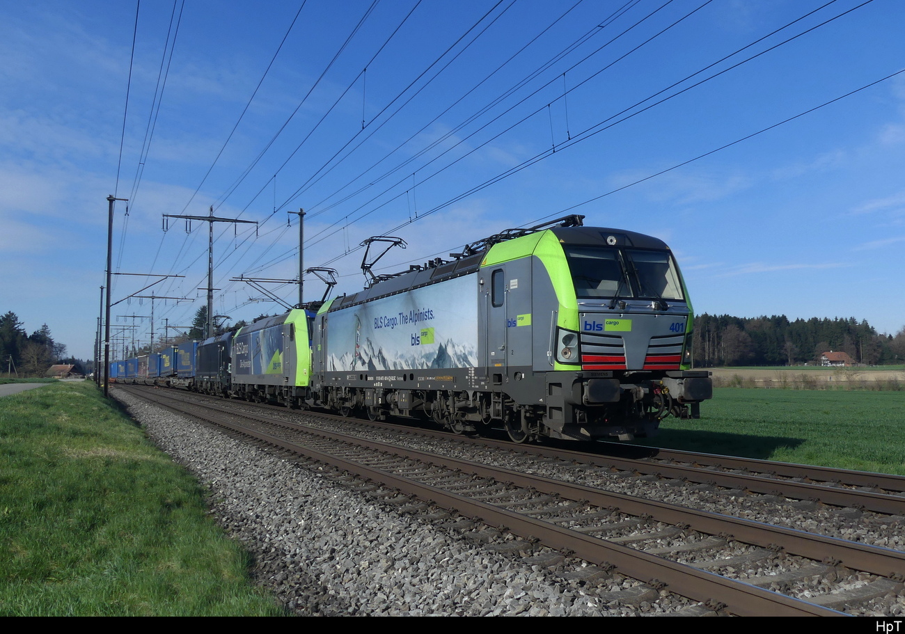 BLS - Loks 475 401 + 485 015 + 193 715 vor Güterzug unterwegs bei Lyssach am 05.04.2023