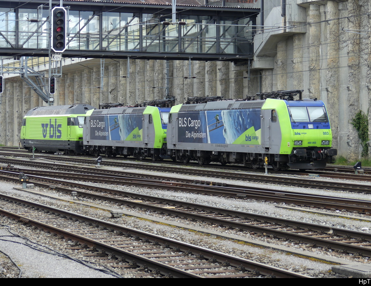 BLS - Loks 485 003 + 006 + 465 001 abgestellt im Bhf. Spiez am 22.04.2023