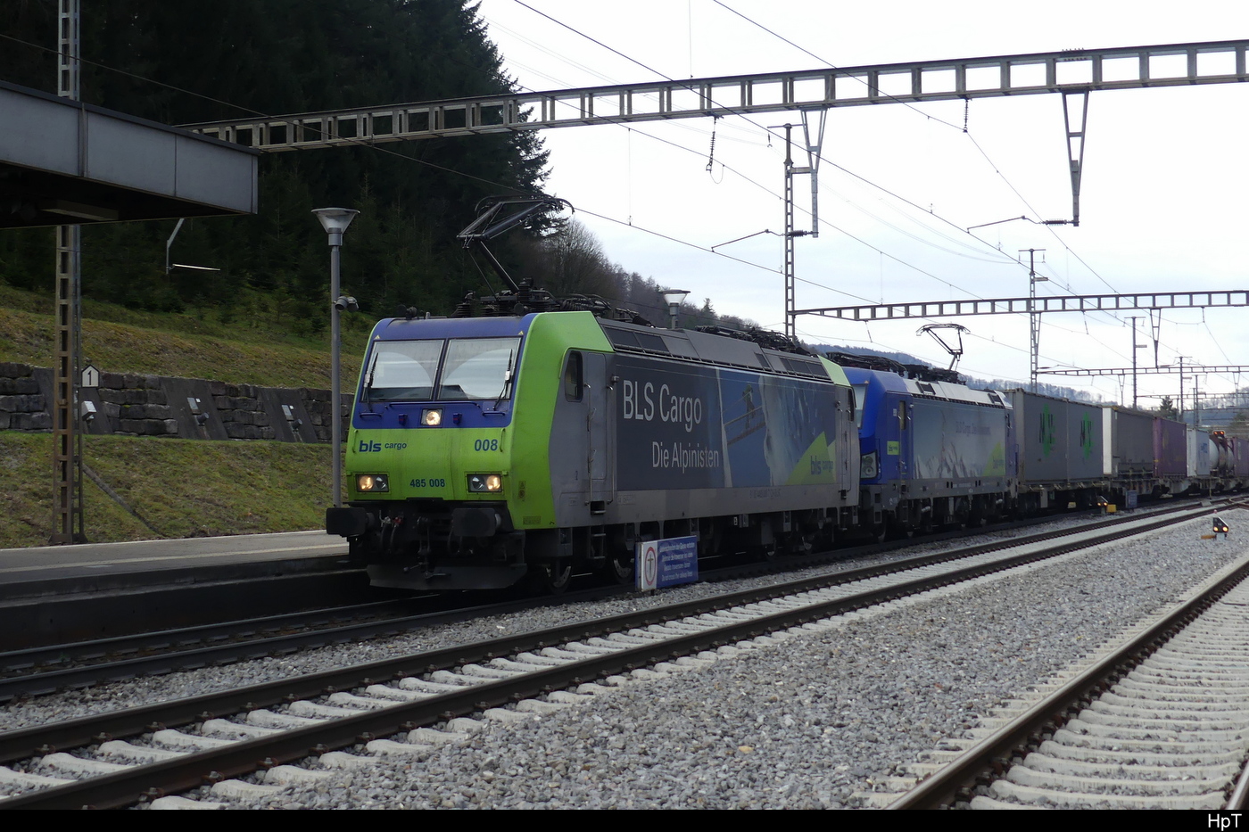 BLS - Loks 485 008-7 + 193 495 vor Güterzug bei der durchfahrt im Bhf. Tecknau am 02.03.2024
