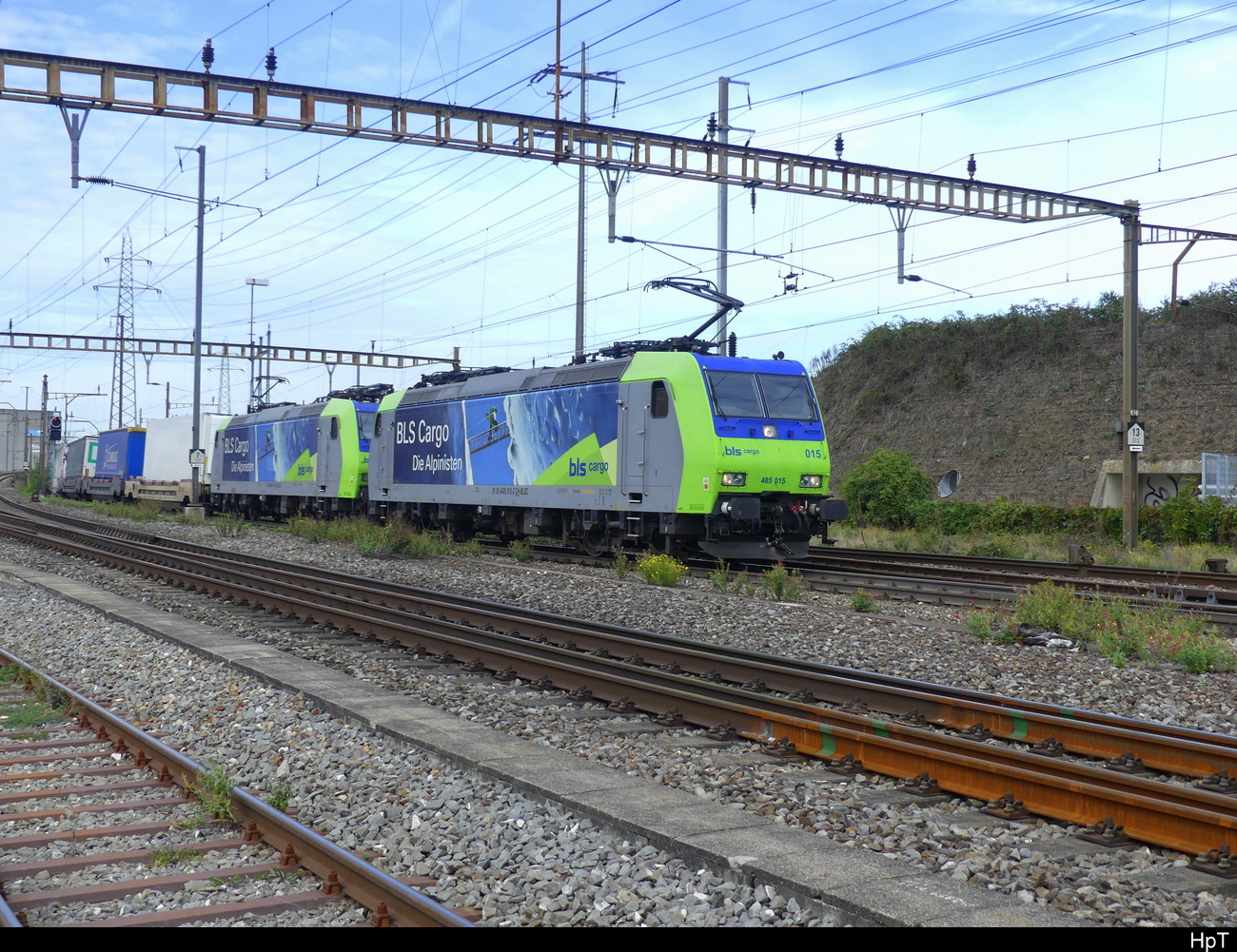 BLS - Loks 485 015 + 485 014 mit Güterzug unterwegs in Pratteln am 05.10.2023 .. Standort ausserhalb der Geleise