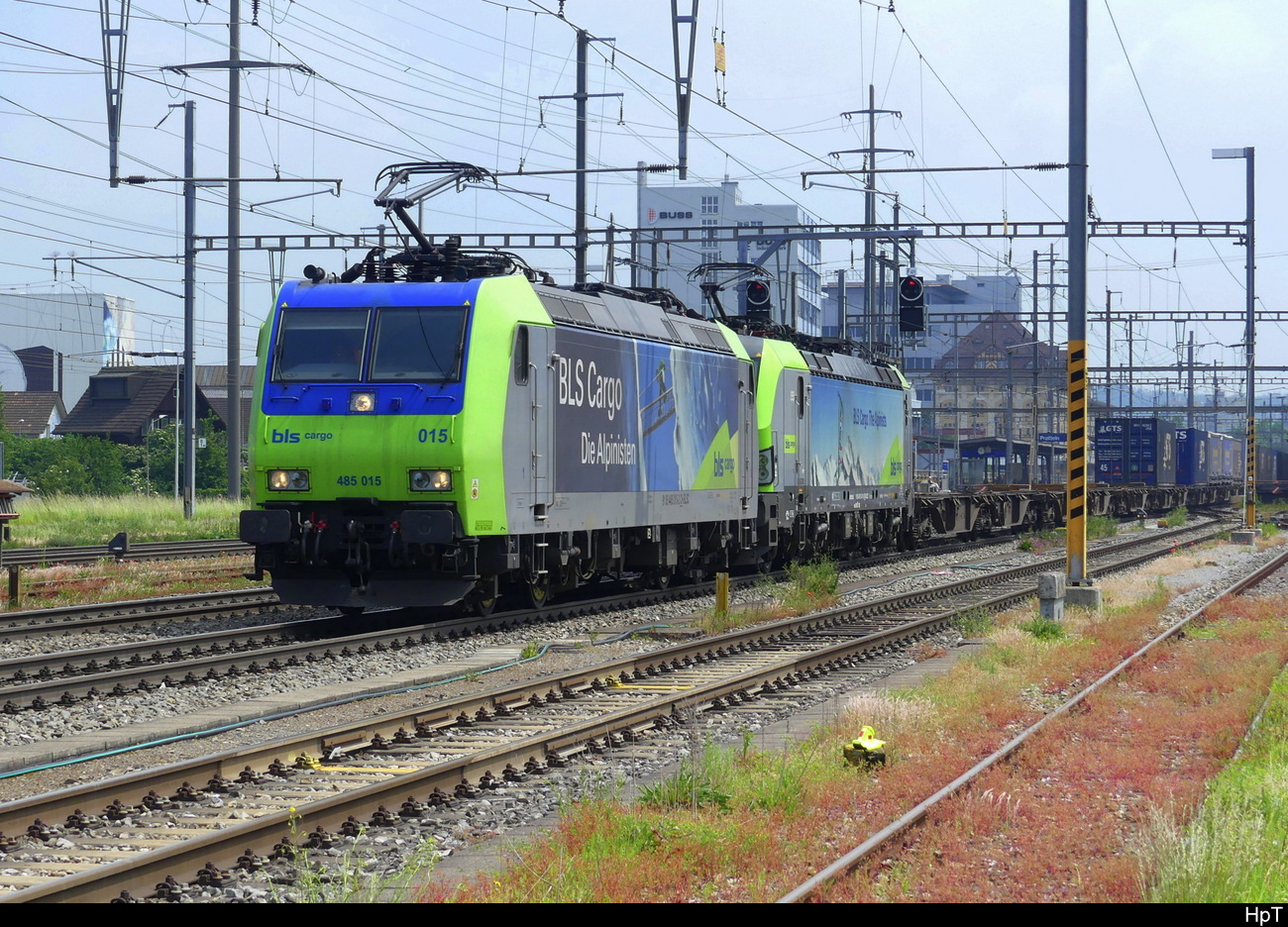 BLS - Lok`s 485 015-2+ 475 411-5 vor Güterzug unterwegs im Bhf. Areal von Pratteln am 23.05.2023
