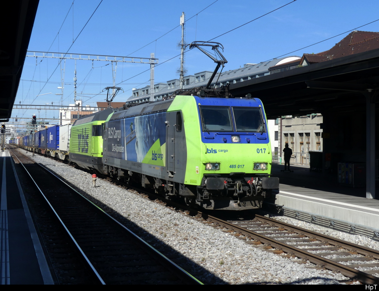 BLS - Loks 485 017-8 + 465 011 mit Güterzug bei der durchfahrt im Bhf. Thun am 29.09.203