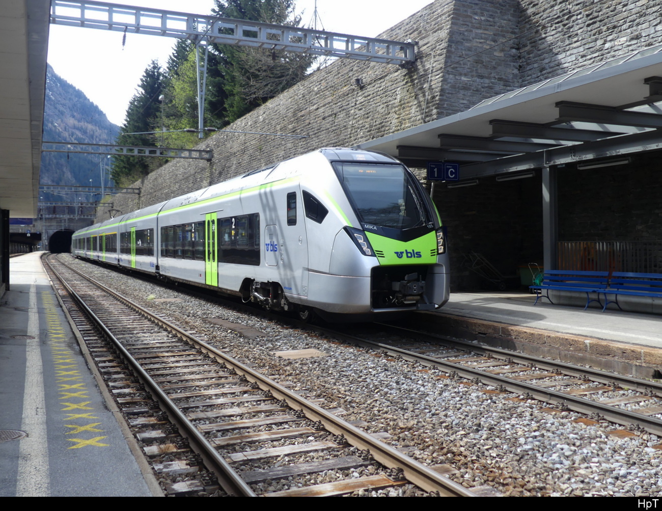 BLS - MIKA - RABe 528 105 im Bhf. Goppenstein am 30.04.2023