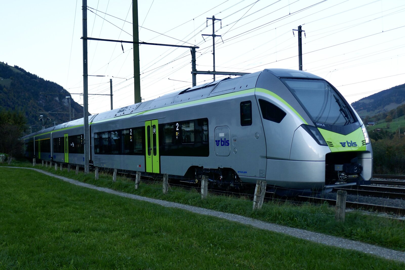 BLS MIKA RABe 528 121 (Übernahmedatum 21.10.22) am 15.10.22 bei Frutigen abgestellt.