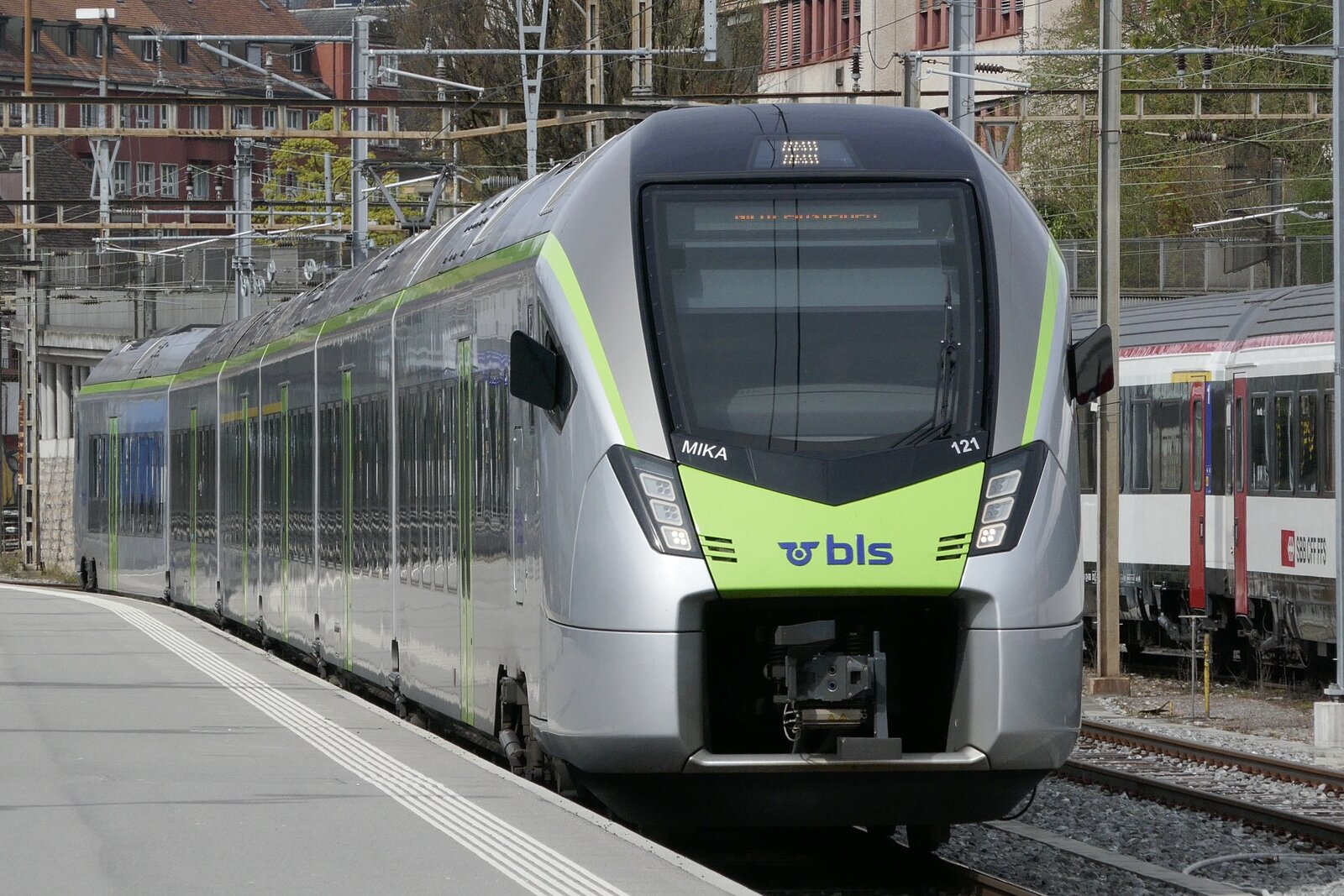 BLS MIKA RABe 528 121 am 12.4.23 bei der Einfahrt in den Bahnhof Bern.