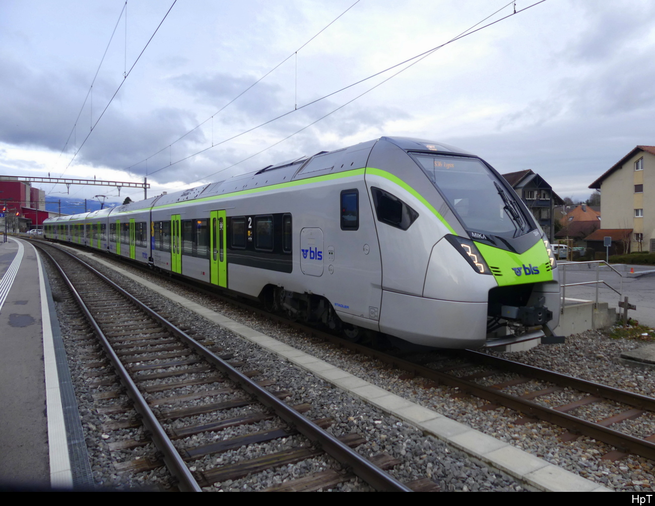 BLS - MIKA  RABe 528 204-1 als S36 von Büren an der Aare nach Lyss im Bhf. Busswil am 06.01.2024
