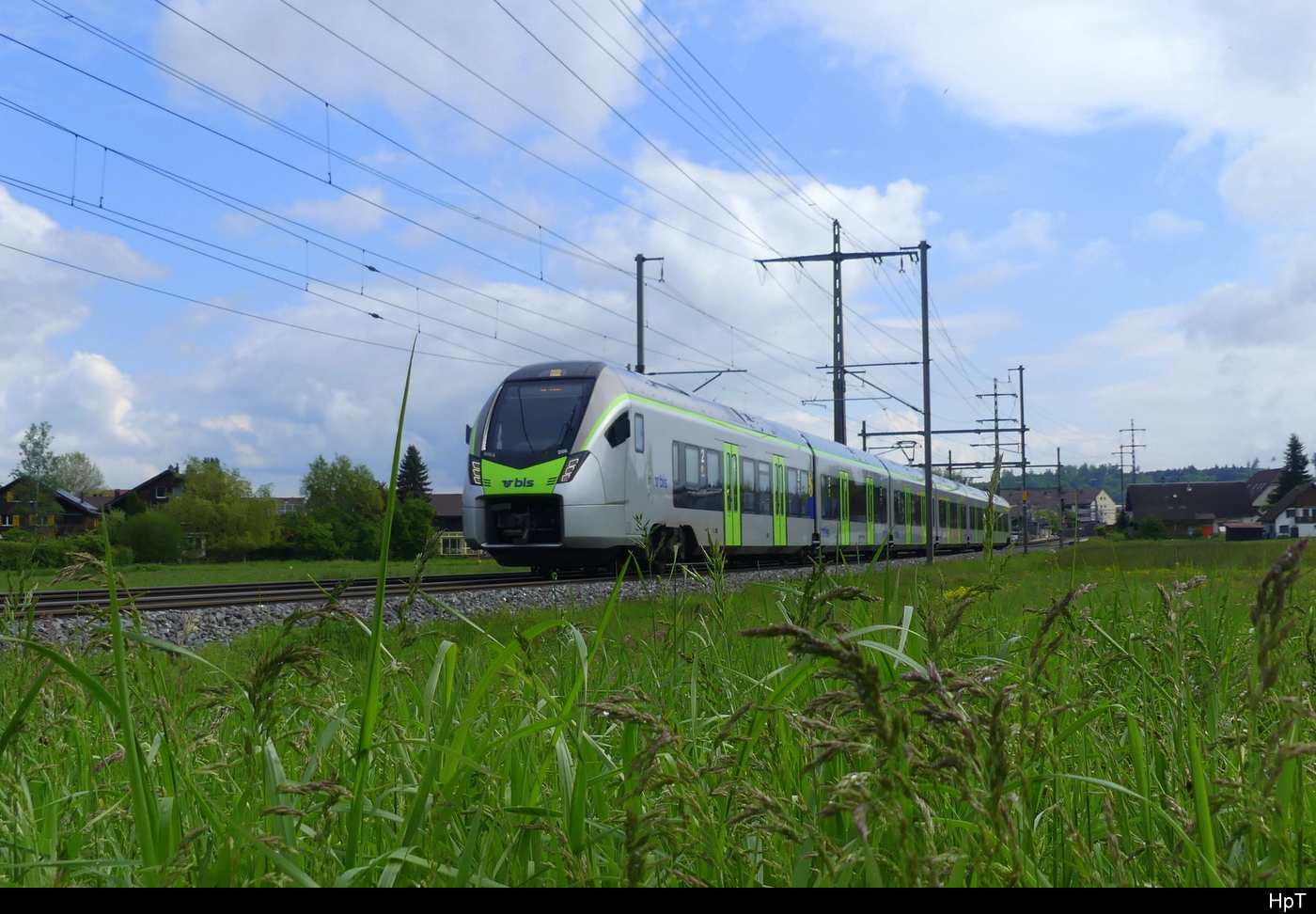 BLS - MIKA (S-Bahn Version 2 Türen Pro Wagenkastenteil) RABe 528 206-6 unterwegs nach Bern - Thun bei Lyssach am 2024.05.08