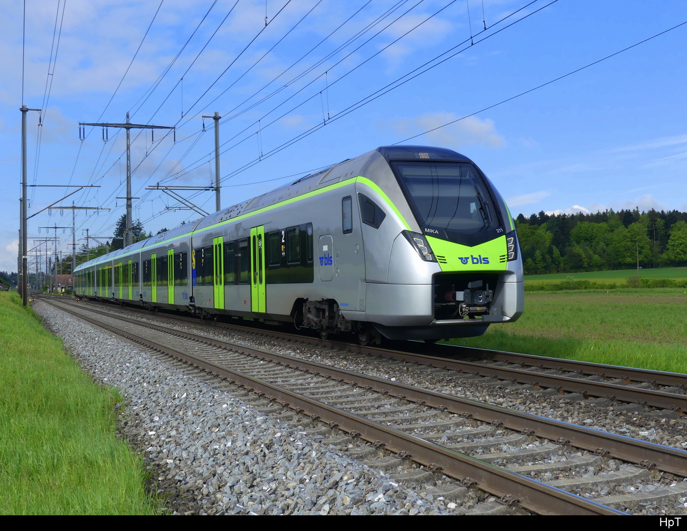 BLS - MIKA (S-Bahn Version 2 Türen Pro Wagenkastenteil) RABe 528 211-6 unterwegs nach Burgdorf - Langnau bei Lyssach am 2024.05.08