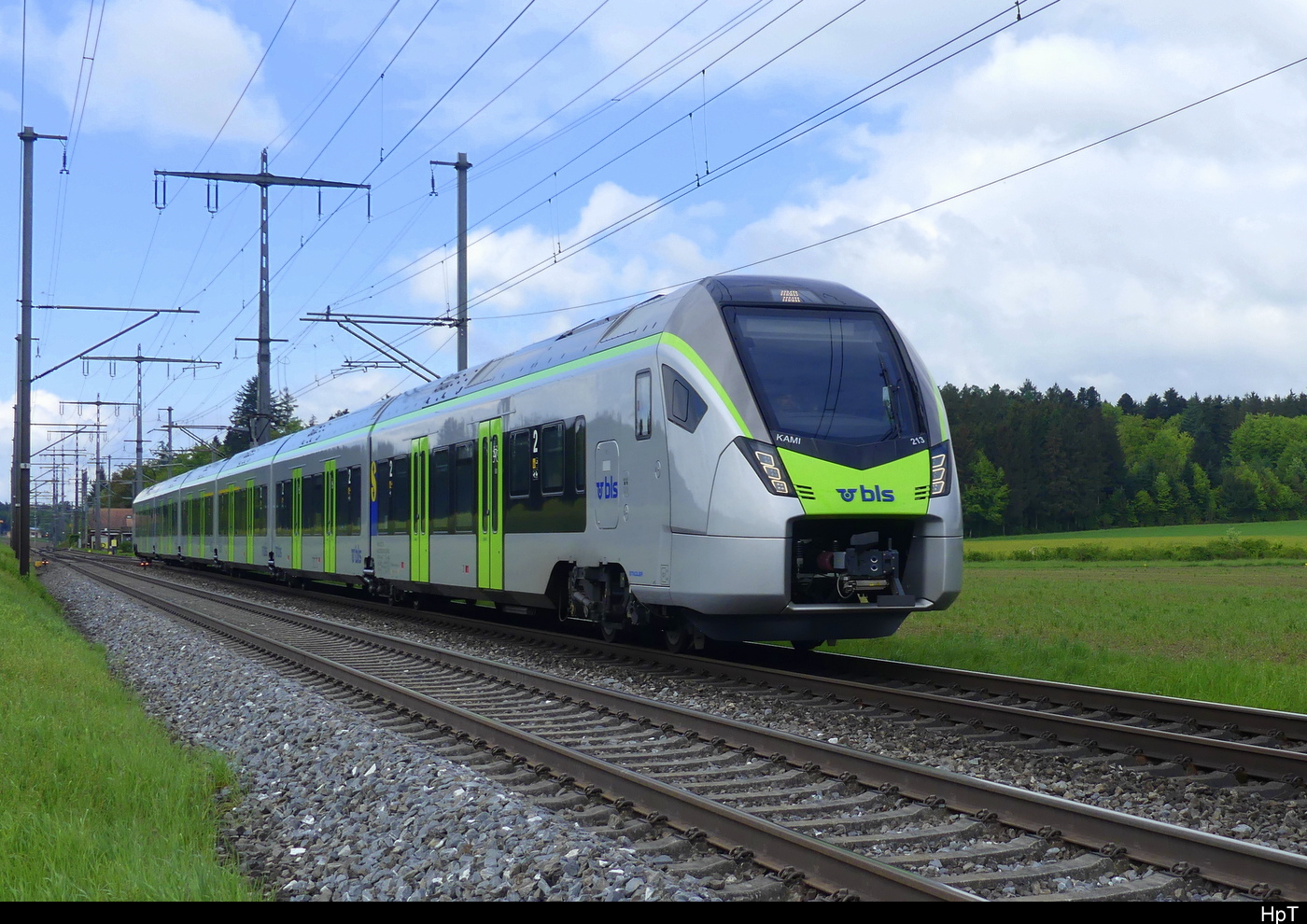 BLS - MIKA (S-Bahn Version 2 Türen Pro Wagenkastenteil) RABe 528 213 unterwegs nach Burgdorf - Langnau bei Lyssach am 2024.05.08