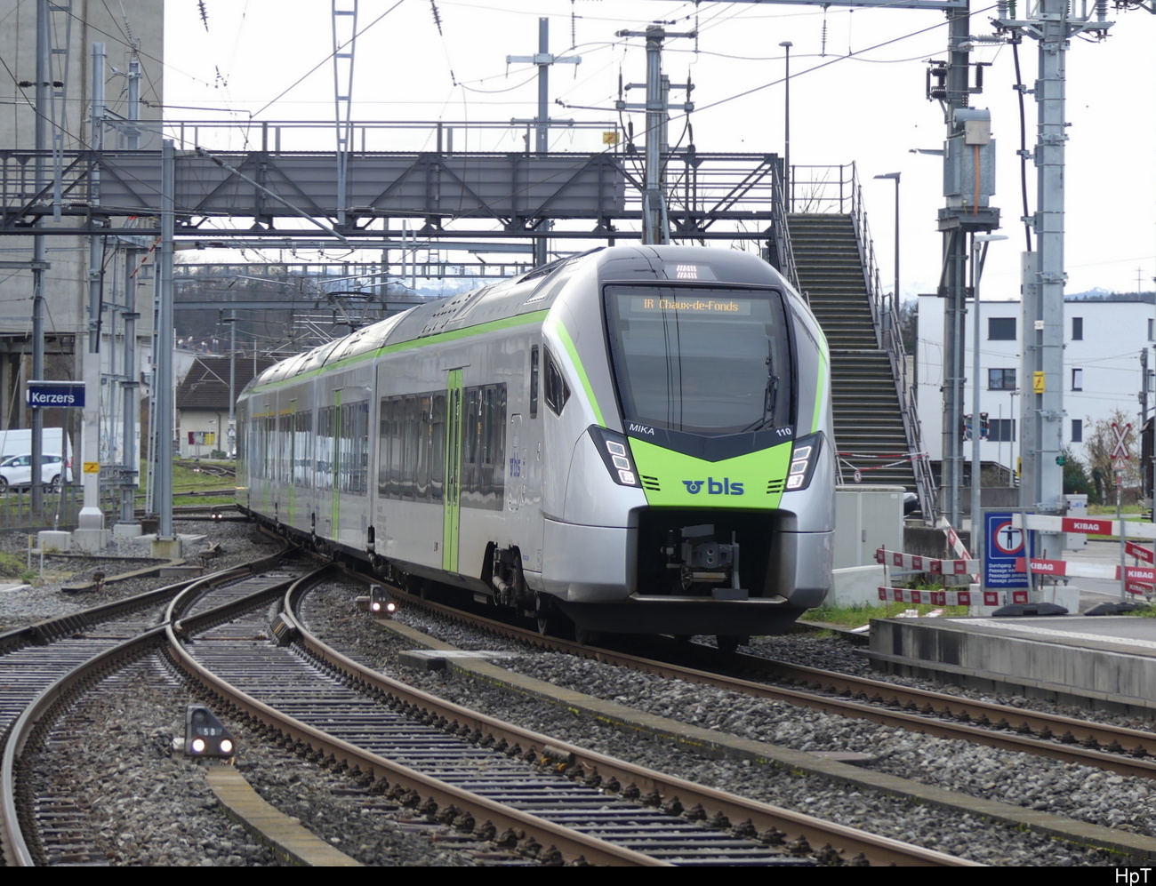 BLS - MIKA Triebzug RABe 528 110 im Bhf. Kerzers am 14.01.2022