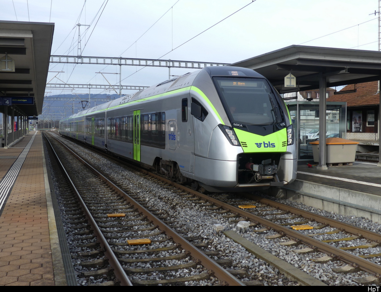 BLS MIKA RABe 528 101 am 8.10.22 nach der Abfahrt in Brünnen Westside