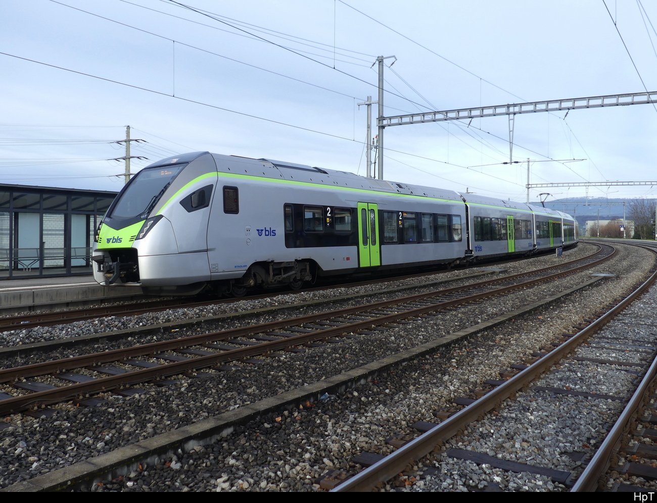 BLS - MIKA Triebzug RABe 528 117 im Bhf. Kerzers am 14.01.2022 ..Auf Wunsch wird noch der Sandpunk angegeben der ist auf dem Perron ( Bahnsteig ) 