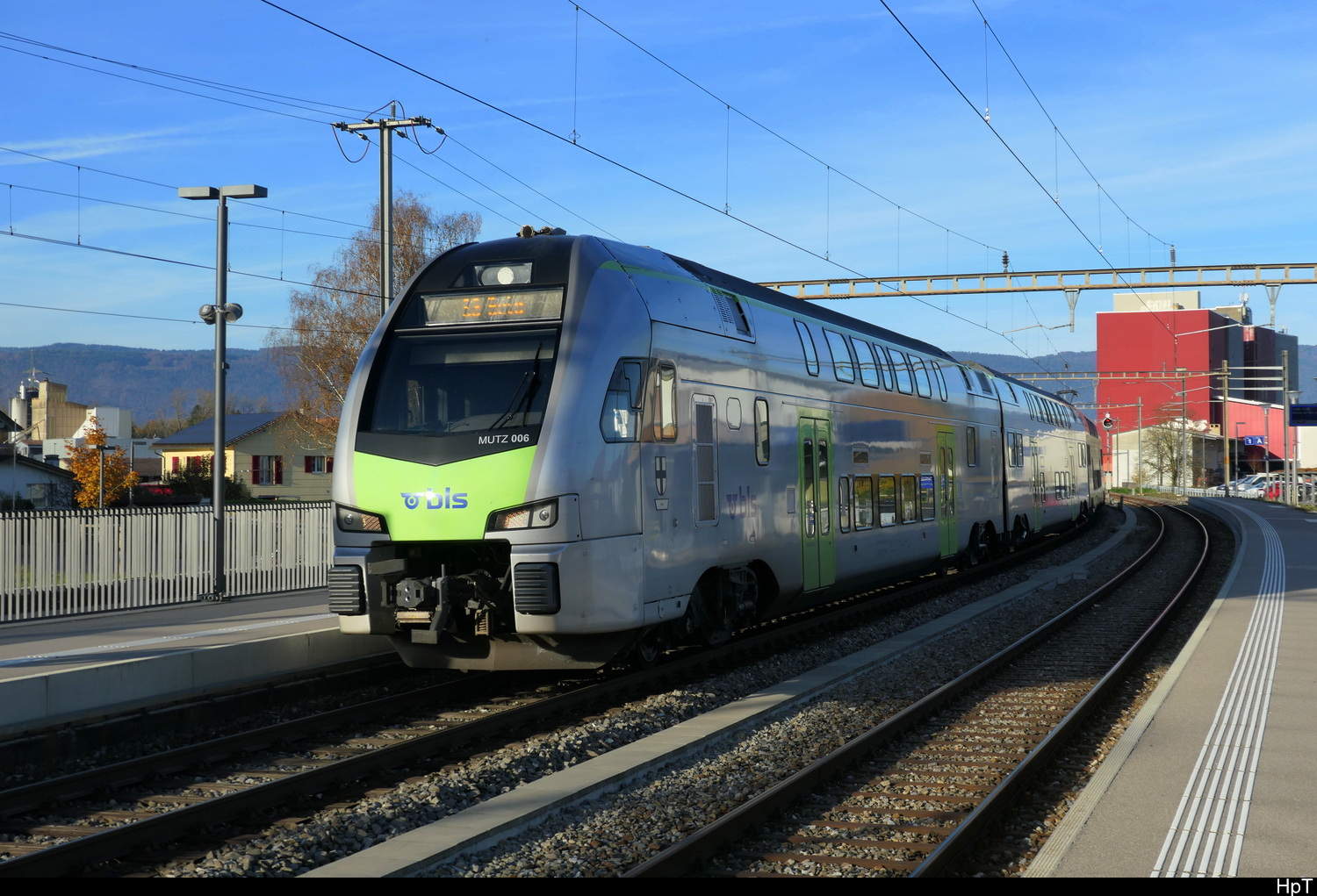 BLS - RABe 515 006 bei der durchfahrt im Bhf. Busswil am 04.11.2025