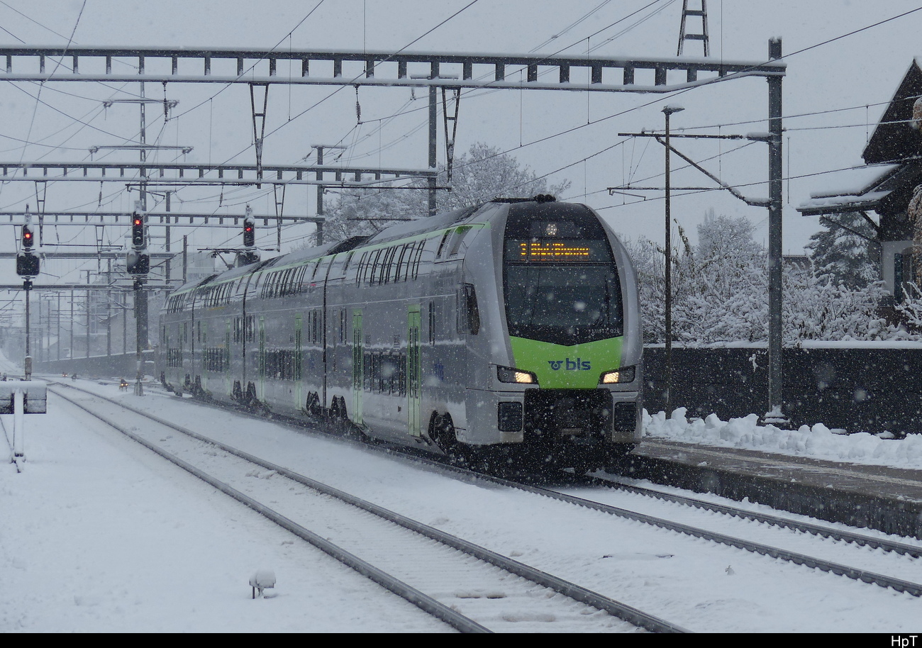 BLS - RABe 515 026 bei der einfahrt im Bhf. Münsingen am 02.12.2023