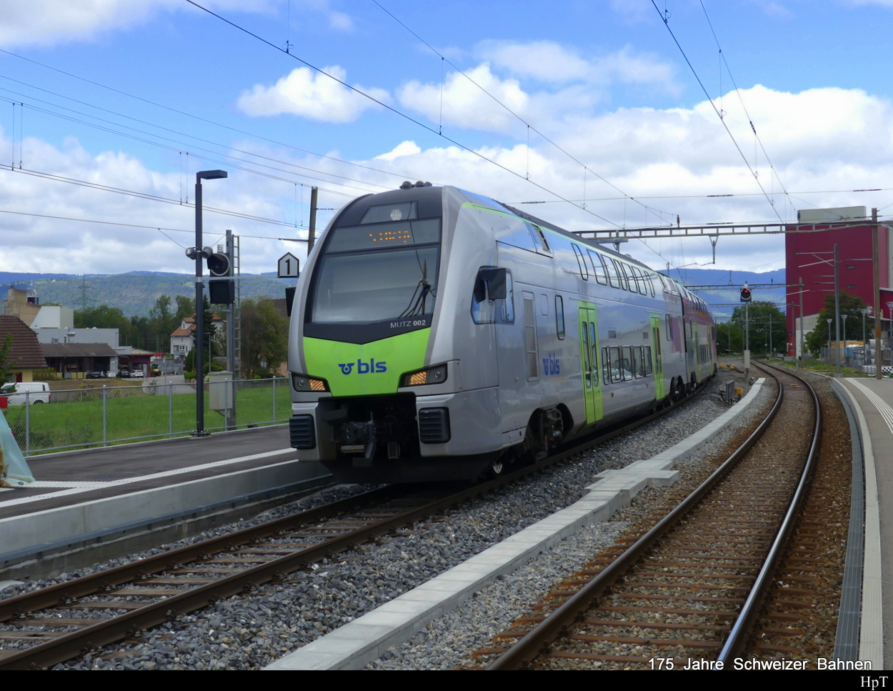 BLS - RABe 525 002-4 bei der Einfahrt im Bhf. Busswil am 17.09.2022