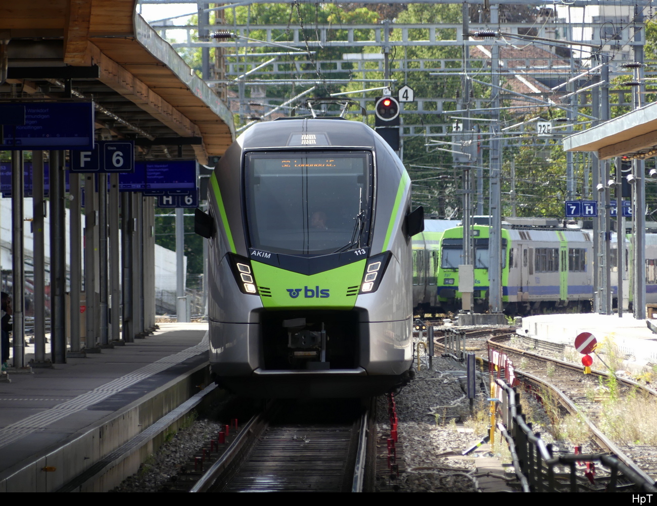 BLS - RABe 528 113 (AKIM) bei der einfahrt im Bhf. Bern am 03.09.2023
