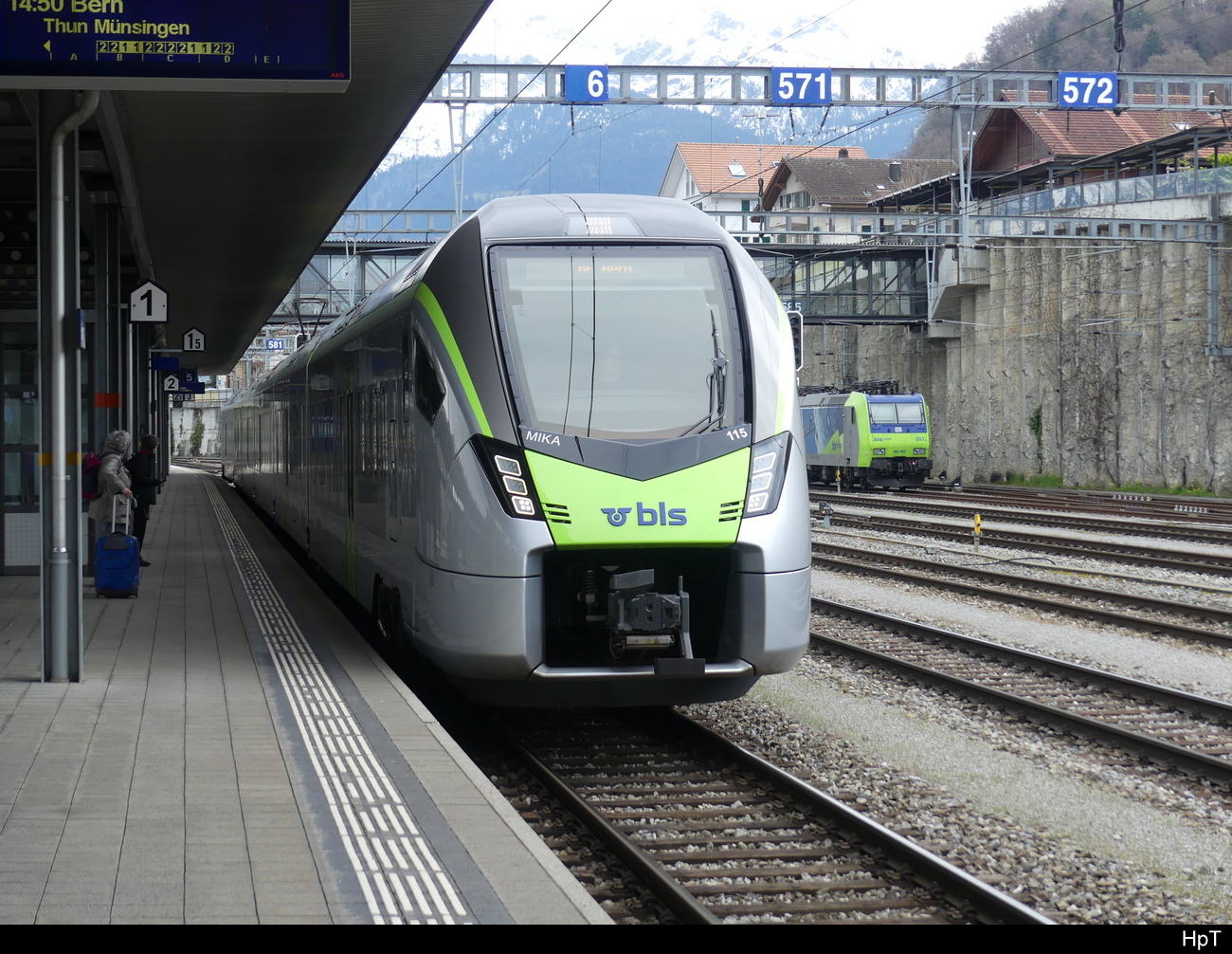 BLS - RABe 528 115 im Bhf. Spiez am 22.04.2023