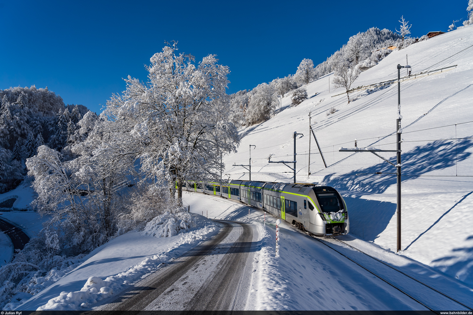 BLS RABe 528 128 / Enge im Simmental, 3. Dezember 2023<br>
GoldenPass Express Ersatzzug (Montreux -) Zweisimmen - Interlaken Ost