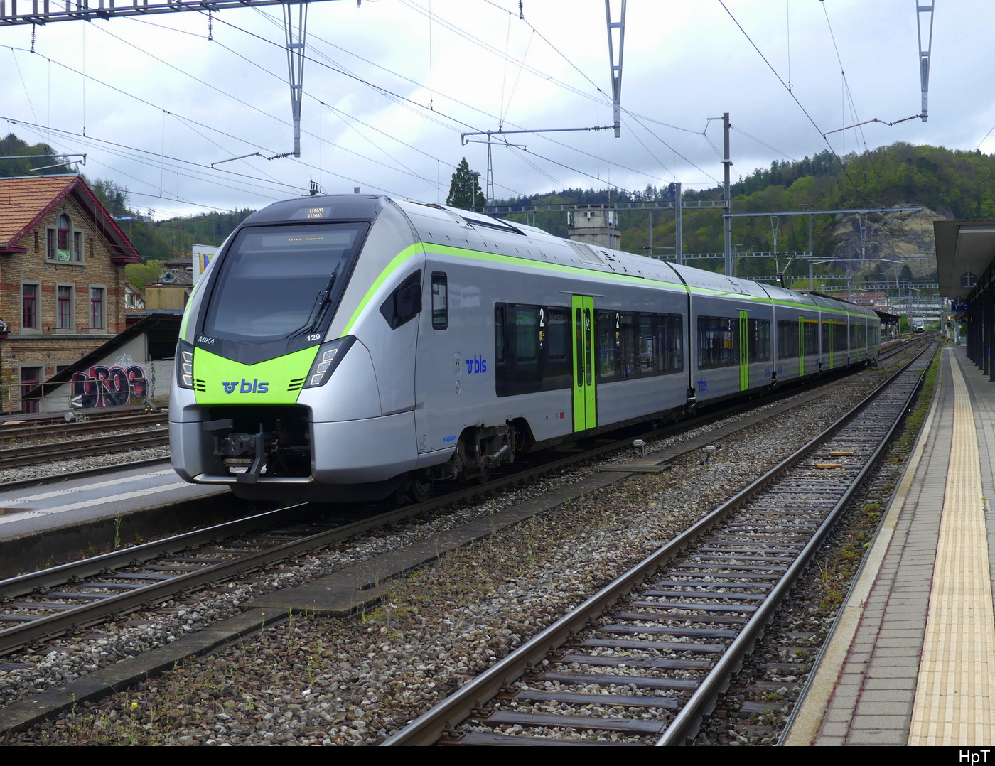 BLS MIKA RABe 528 104 als S51 nach Brünnen Westside am 13.10.22 bei der
