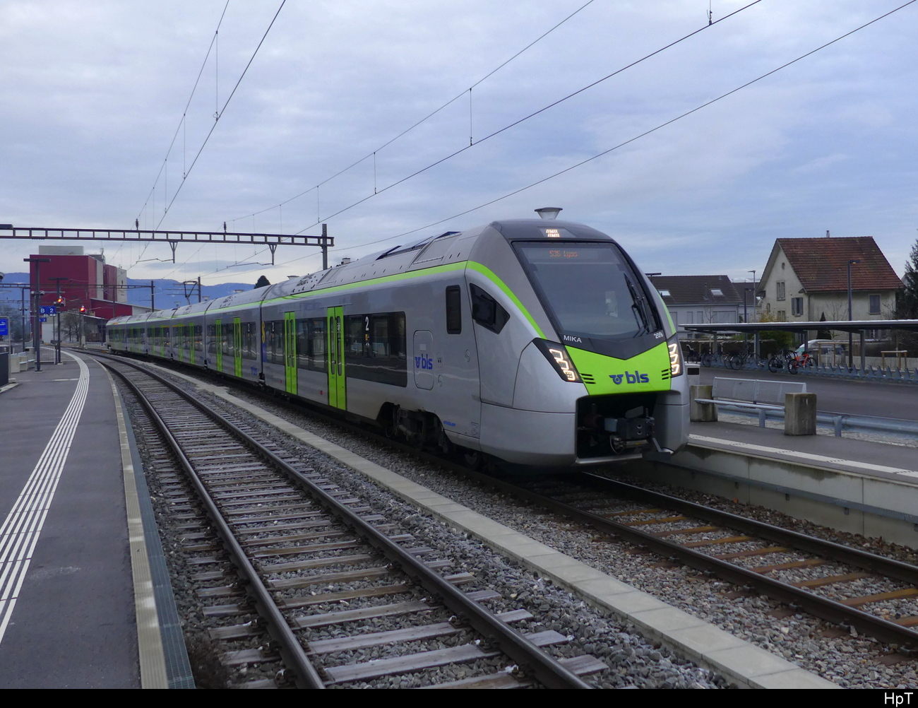 BLS - RABe 528 209-0 als Regio nach Lyss im Bhf. Busswil am 22.01.2024