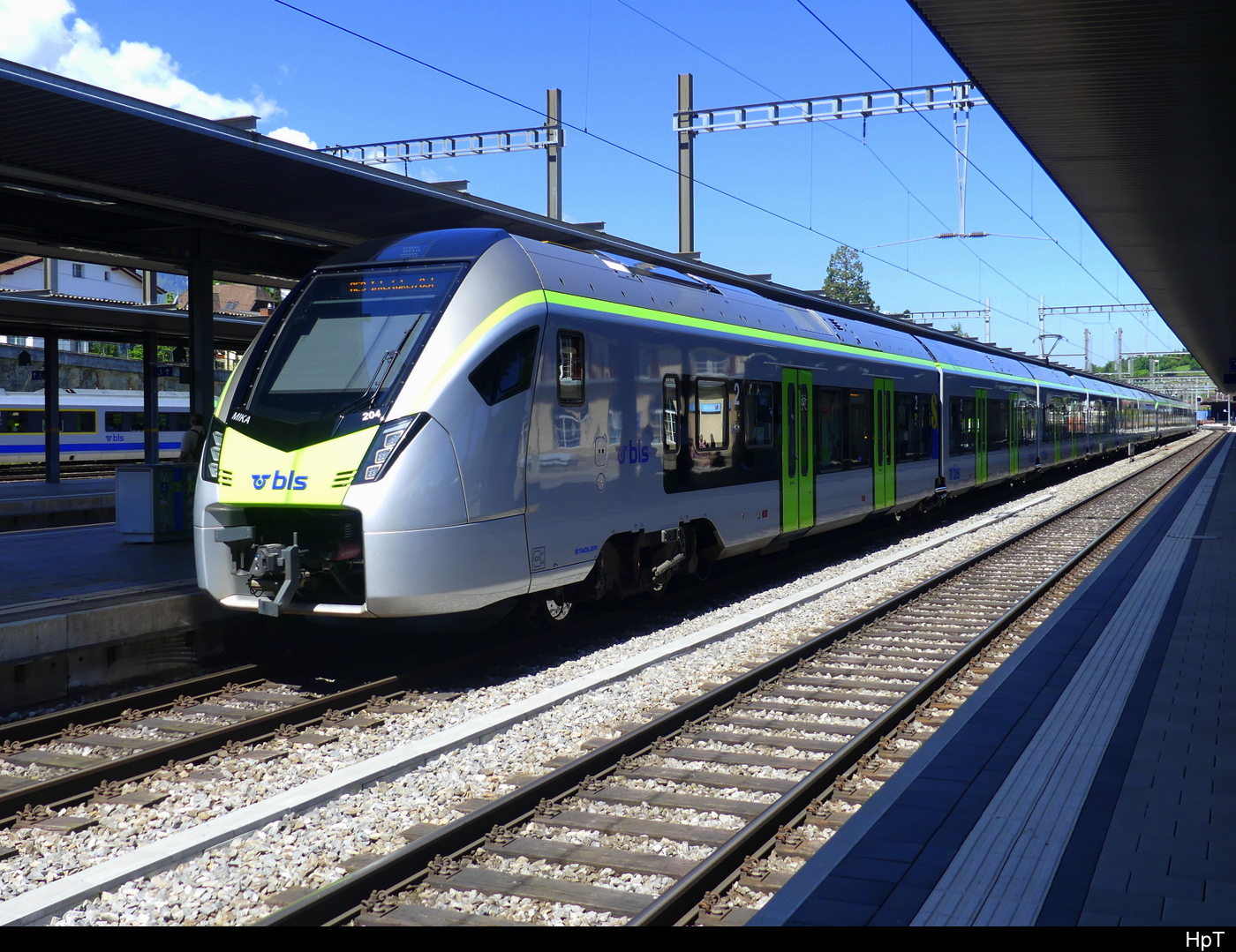 Die BLS MIKA RABe 528 117 der später als GPX Ersatzzug nach Interlaken