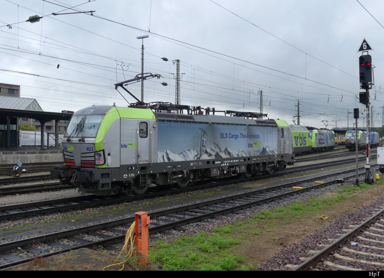 BLS - Rangierfahrt der Lok 475 403 im Bahnhofsareal des Bhf. Basel Bad. am 29.09.2022