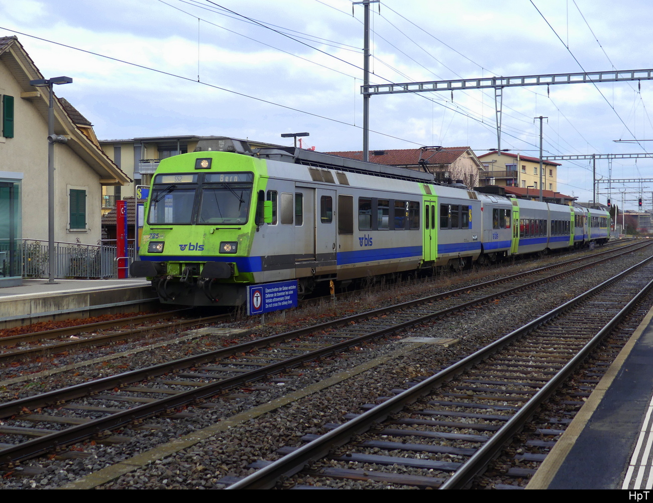 BLS - RBDe 4/4 565 725-9 an der Spitze eines Regio (S52) von Kerzers nach Bern im Bhf. Kerzers am 31.12.2023