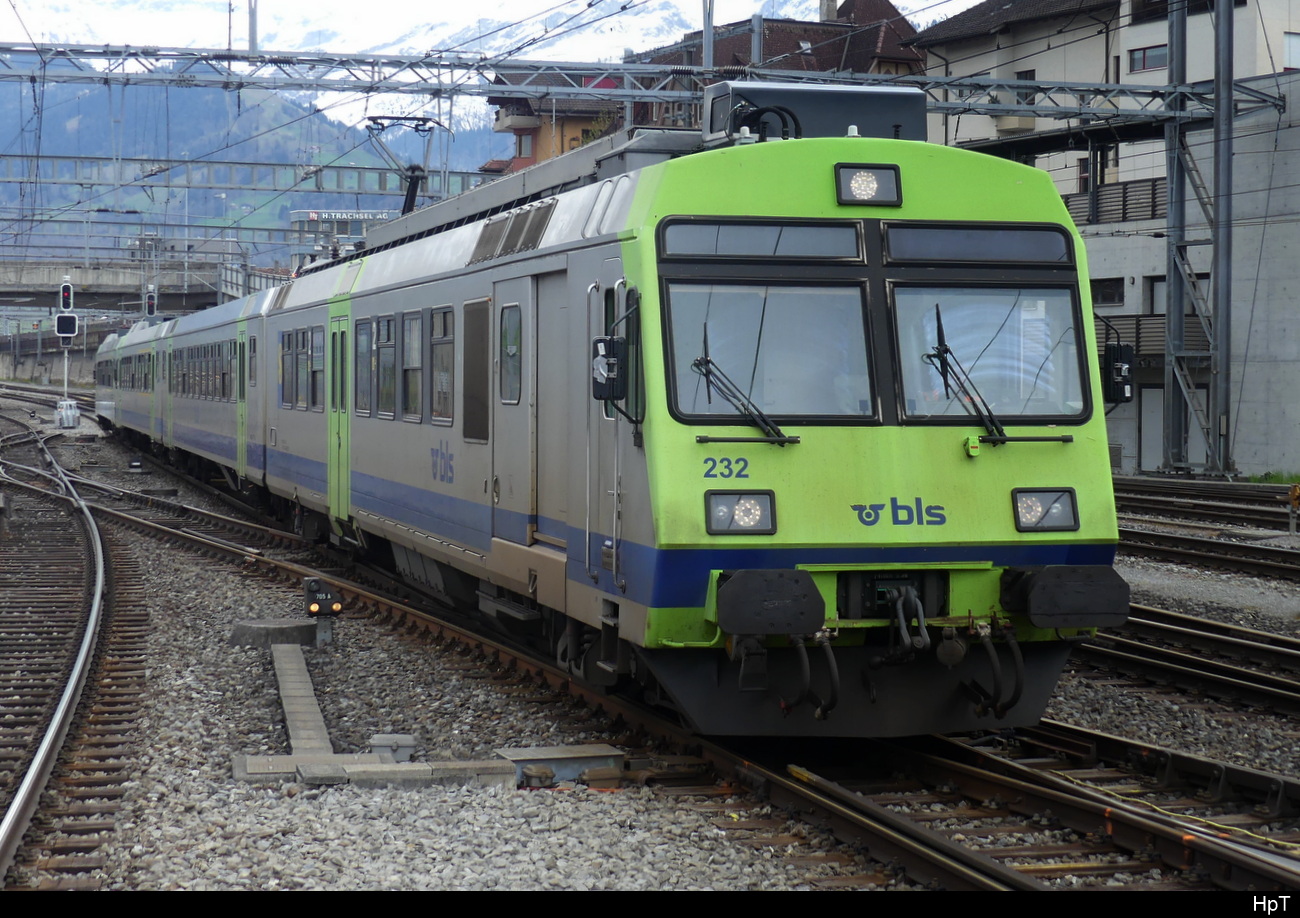 BLS - RBDe 4/4 566 232 bei Rangierfahrt im Bhf. Spiez am 22.04.2023