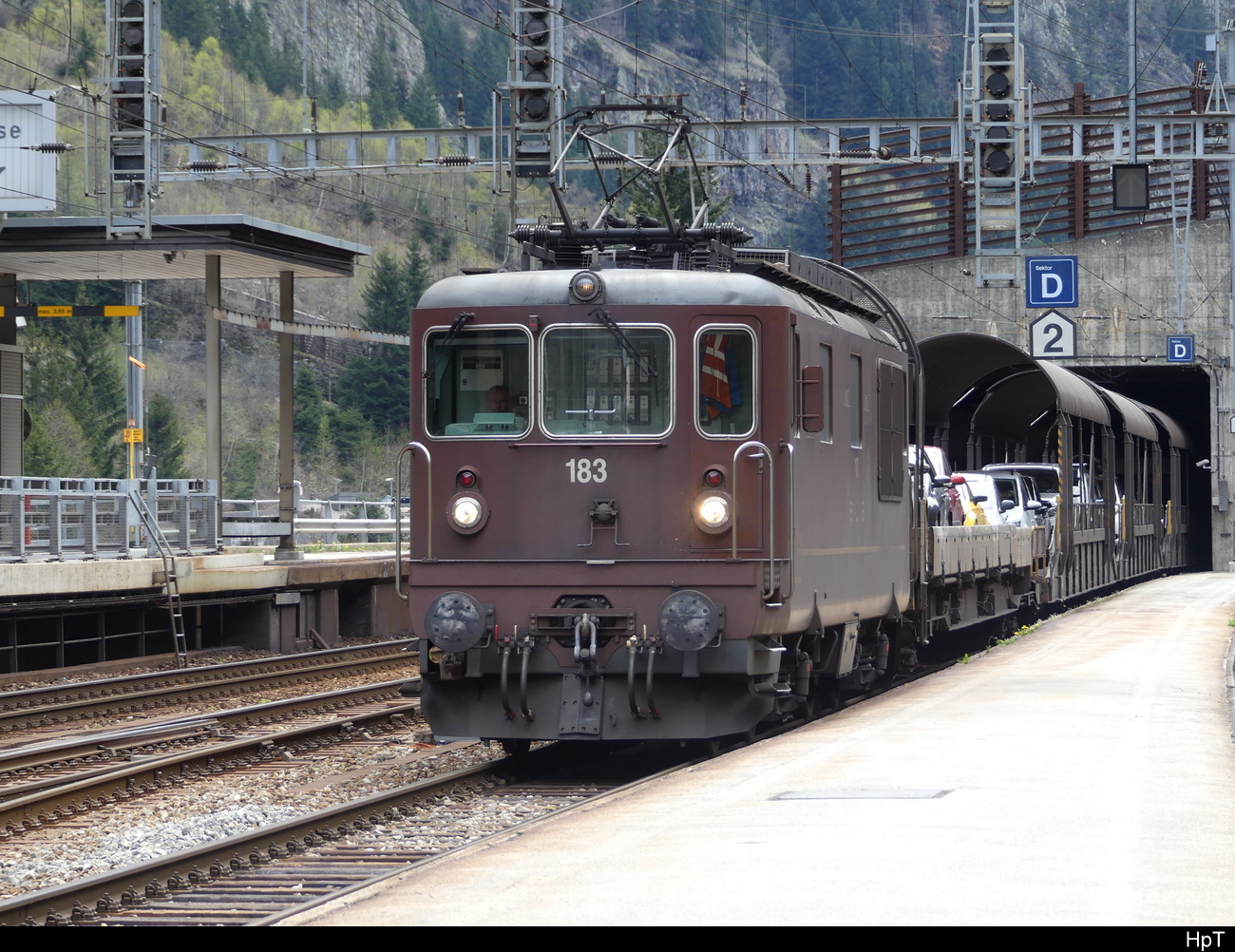 BLS - Re 4/4  183 mit Autozug nach Kandersteg im Bhf. Goppenstein am 30.04.2023