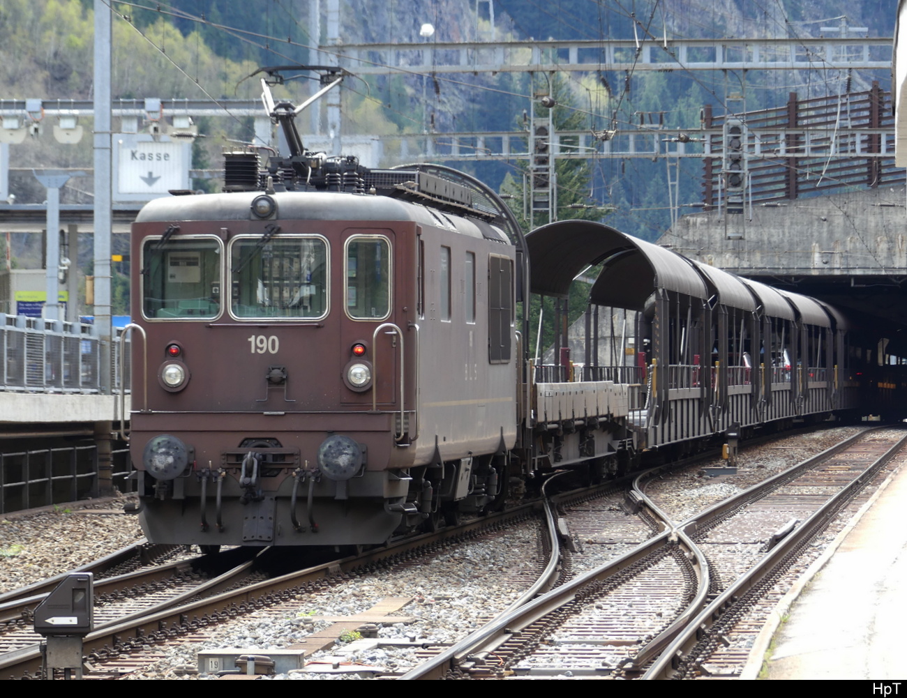 BLS - Re 4/4  190 mit Autozug von Kandersteg im Bhf. Goppenstein am 30.04.2023