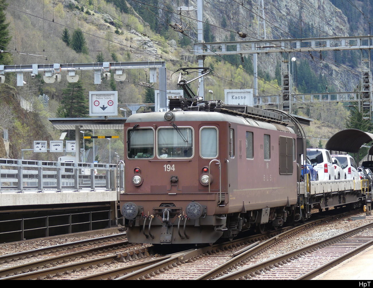 BLS - Re 4/4  194 mit Autozug von Kandersteg im Bhf. Goppenstein am 30.04.2023