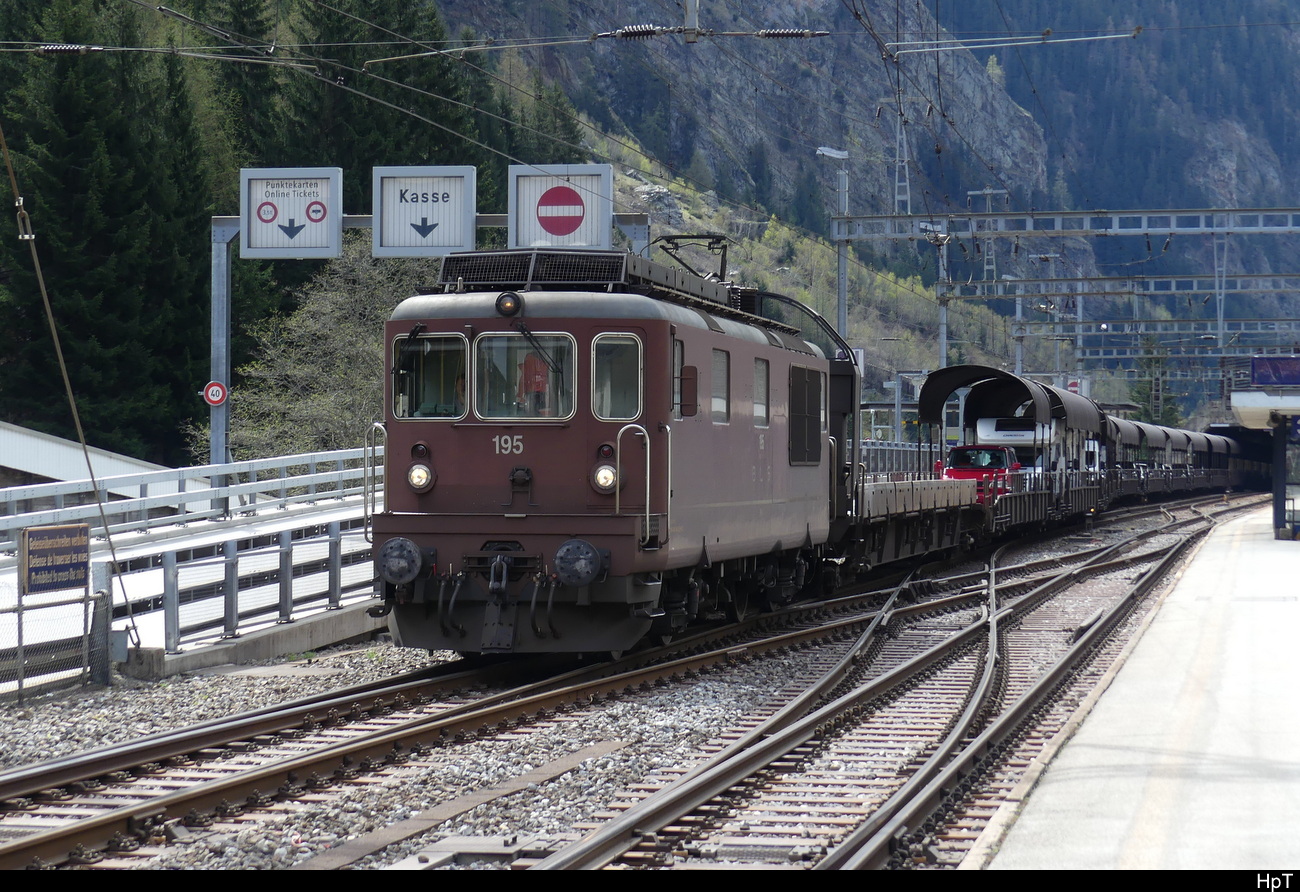 BLS - Re 4/4  195 mit Autozug nach Kandersteg im Bhf. Goppenstein am 30.04.2023